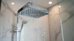 Kireçten tıkanan duş başlıkları için saniyeler süren çözüm: Tek bir hamleyle ilk günkü haline dönüyor!